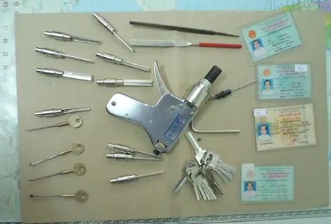 bút-ma-thuật, đũa-phù-thủy, ma-túy, ảo-giác, thần-dược, lừa-đảo, ngân-hàng, tín-dụng-đen, ăn-cắp, tội-phạm, mùi-của-quỷ