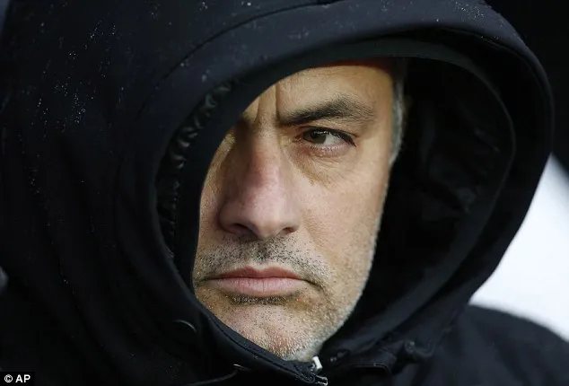 Phản bội Abramovich, Mou trả giá đắt ảnh 1 Phản bội Abramovich, Mou trả giá đắt ảnh 1