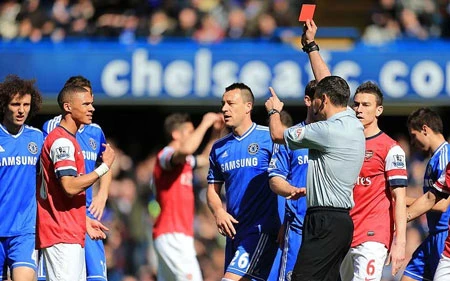 10 khoảnh khắc gây tranh cãi nhất Premier League 2013-14 ảnh 4 10 khoảnh khắc gây tranh cãi nhất Premier League 2013-14
