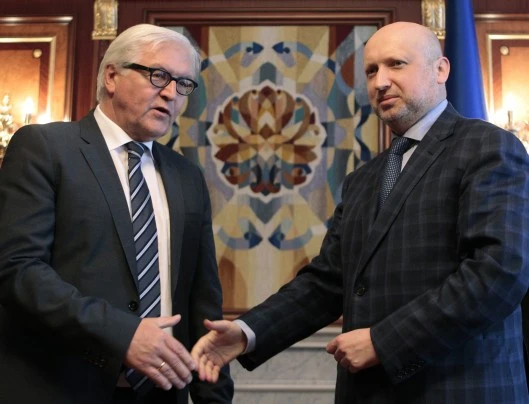 Ukraine: Thống đốc suýt chết, quân Nga chốt ở biên giới ảnh 1 http://www.washingtonpost.com/rf/image_404h/2010-2019/Wires/Online/2014-05-13/AP/Images/Ukraine-0a5c5.jpg