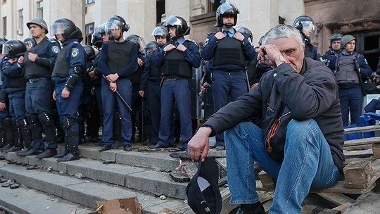 Ukraine: Thống đốc suýt chết, quân Nga chốt ở biên giới ảnh 2 Odessa, May 3, 2014 (Reuters / Gleb Garanich)