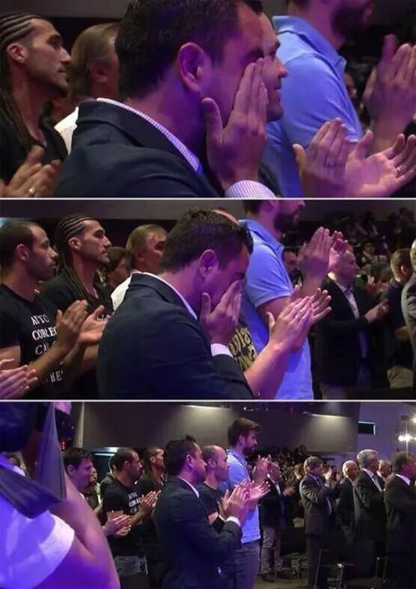 Xavi khóc trong ngày Puyol giải nghệ ảnh 3 image photo