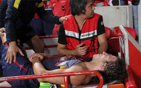 Xavi khóc trong ngày Puyol giải nghệ ảnh 5 image photo