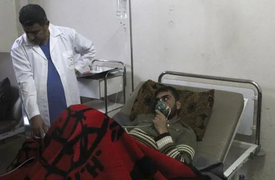 Một người đàn ông ở làng Kfar Zeita, trung tâm tỉnh Hama - Syria nhập viện hôm 12-4 do ngạt hóa chất. Ảnh: Reuters Một người đàn ông ở làng Kfar Zeita, trung tâm tỉnh Hama - Syria nhập viện hôm 12-4 do ngạt hóa chất. Ảnh: Reuters