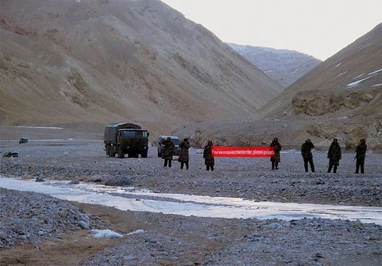 Lính Trung Quốc cầm biểu ngữ đi vào vùng Ladakh của Ấn Độ vào ngày 5-5-2013. Ảnh: AP Lính Trung Quốc cầm biểu ngữ đi vào vùng Ladakh của Ấn Độ vào ngày 5-5-2013. Ảnh: AP
