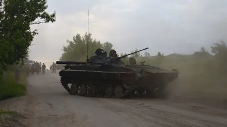 Binh sỹ Ukraine nổ súng bắn lẫn nhau tại miền đông ảnh 1 Xe tăng của quân đội Ukraine tại ngoại ô Lisichansk ngày 22/5