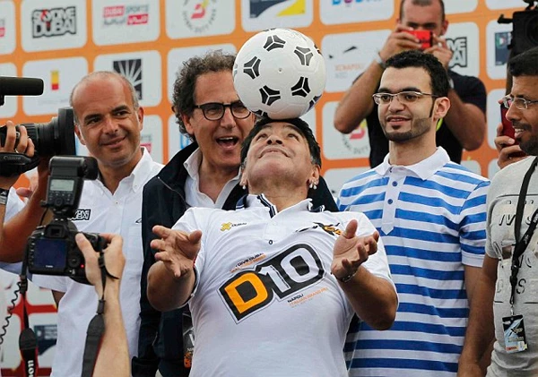 Maradona được tiếp đón nồng nhiệt ngày trở lại Naples ảnh 1 image photo