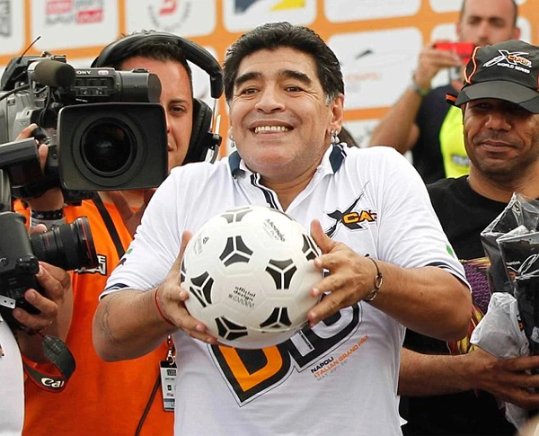 Maradona được tiếp đón nồng nhiệt ngày trở lại Naples ảnh 2 image photo