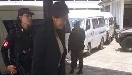 Ảnh độc quyền của Bangkok Post chụp thời điểm bà Yingluck 'bị bắt' hôm 23-5. Ảnh: Bangkok Post Ảnh độc quyền của Bangkok Post chụp thời điểm bà Yingluck bị bắt hôm 23-5. Ảnh: Bangkok Post