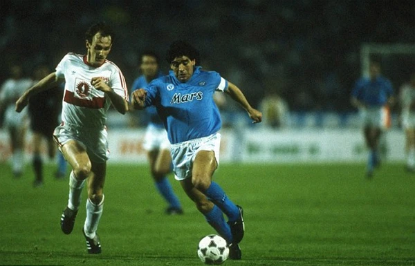 Maradona được tiếp đón nồng nhiệt ngày trở lại Naples ảnh 4 image photo