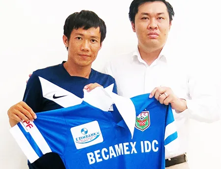 Các cựu binh tìm đường trở lại đội tuyển Việt Nam ảnh 1 Tấn Tài (trái) về B.Bình Dương để tăng cơ hội khoác áo đội tuyển quốc gia