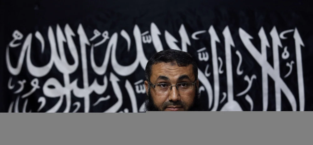 Can thiệp vào Libya, Mỹ sẽ thảm bại hơn cả ở Iraq ảnh 1 Mohamed Zahawi, head of the Benghazi brigade of Ansar al-Sharia, delivers a statement in Benghazi