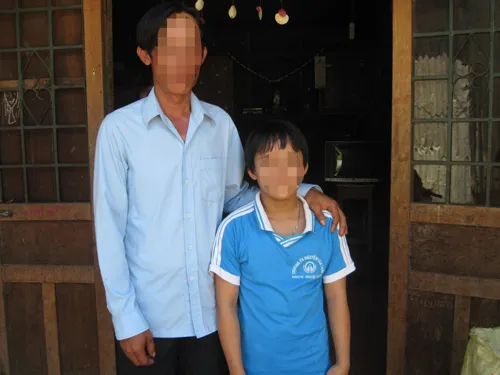 Xót lòng bé 11 tuổi có 2 bộ phận sinh dục ảnh 2 Đã 11 tuổi nhưng do hoàn cảnh khó khăn nên gia đình vẫn chưa có tiền đưa T đi bệnh viện