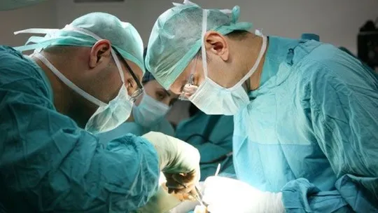 Lần đầu tiên phẫu thuật treo sự sống bệnh nhân ảnh 1 Máu bệnh nhân được rút khỏi cơ thể và được thay vào đó bằng dung dịch nước muối lạnh