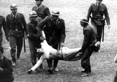 CĐV quá khích bị lôi khỏi sân. a2-4435-1401188263.jpg