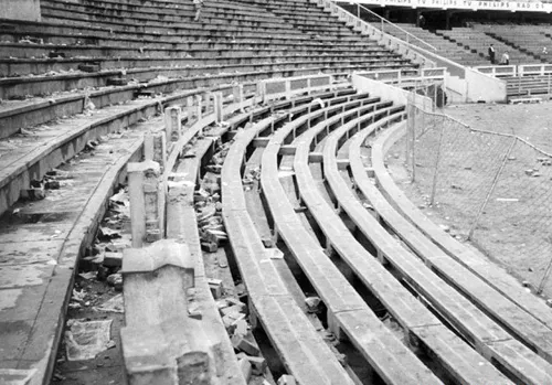 Khán đài sân vận động quốc gia Peru một ngàysau thảm họa. a3-5780-1401188263.jpg