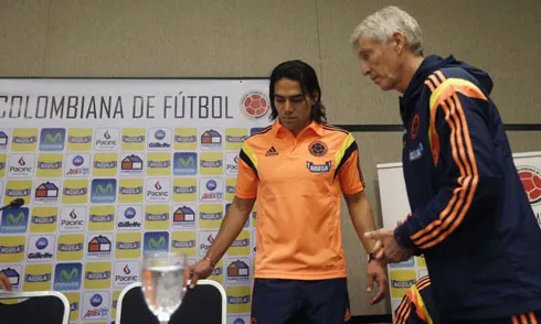 Falcao có mặt cạnh HLV Peckerman và không dấu sự buồn bã trong cuộc họp báo công bố danh sách 23 tuyển thủ Colombia dự World Cup 2014. Ảnh: Reuters. Falcao-3853-1401750558.jpg