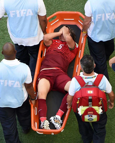 Coentrao rời sân bằng cáng hôm 16/6 và có vẻ biết chắc ngay từ lúc đó rằng anh sẽ không được dự phần còn lại của World Cup. Ảnh: AFP. Coentrao-3103-1403057078.jpg