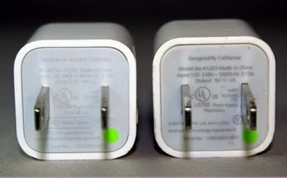 Cục sạc iPhone chính hãng (trái) và hàng nhái không có sự khác biệt 