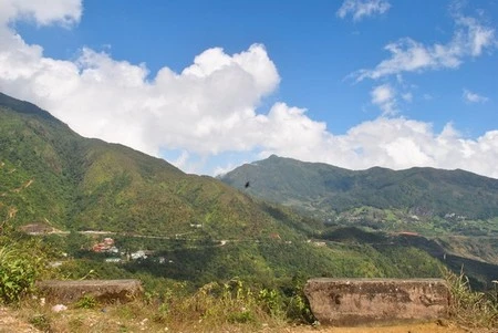 Hình ảnh gốc (trên) và sau khi đã xử lý xóa bỏ 2 tảng đá (dưới)