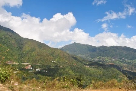 Hình ảnh gốc (trên) và sau khi đã xử lý xóa bỏ 2 tảng đá (dưới)