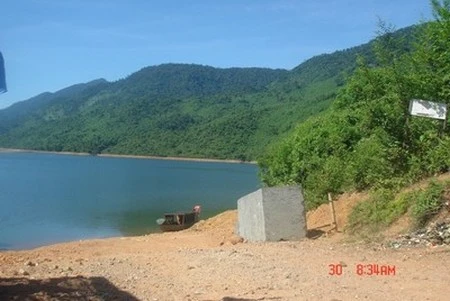 Tảng đá và thông tin ngày giờ chụp ở file ảnh gốc (trên) đã bị loại bỏ nhờ InPaint