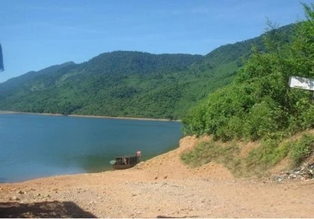 Tảng đá và thông tin ngày giờ chụp ở file ảnh gốc (trên) đã bị loại bỏ nhờ InPaint