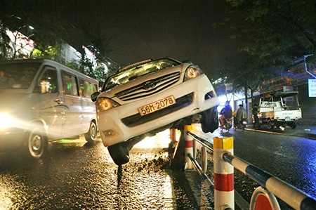 Chiếc xe taxi lao đầu lên dải phân cách