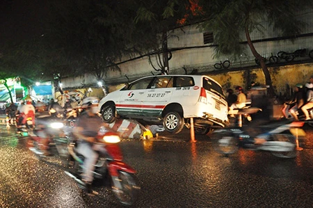 3 hành khách trên xe bị một phen hốt hoảng