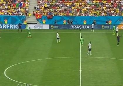 Cờ Việt Nam tung bay phấp phới trong trận đấu Pháp-Nigeria ảnh 1