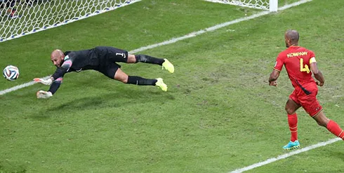 Howard bay người cản phá cú dứt điểm cận thành của Kompany. Ảnh: EPA. 2-8302-1404263301.jpg