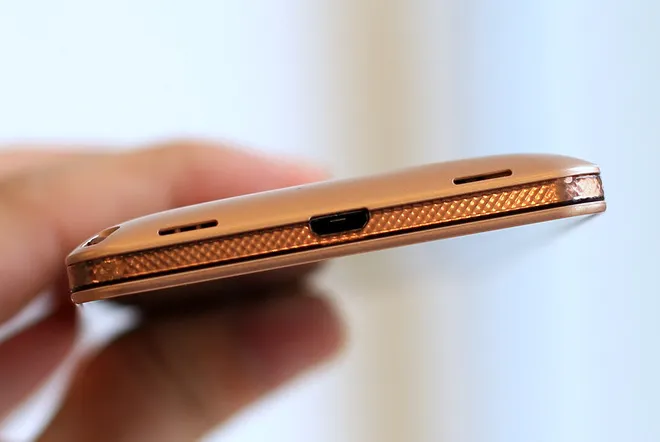  Mở hộp smartphone Nhật camera 20 'chấm', bảo mật vân tay ảnh 9