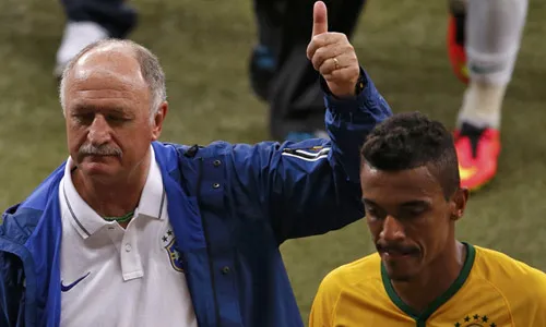Scolari nhận toàn bộ trách nhiệm về bản thân khi đội nhà thất bại. Ảnh: Reuters. 2-8470-1404873504.jpg