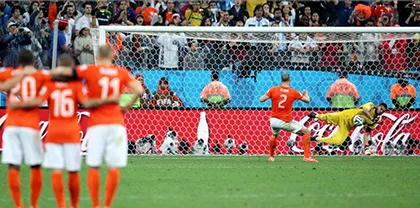 Tranh cãi: Vlaar đã ghi bàn trong cú sút luân lưu đầu tiên của Hà Lan ảnh 1 Tranh cãi: Vlaar đã ghi bàn trong cú sút luân lưu đầu tiên của Hà Lan ảnh 1