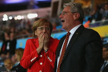 Thủ tướng Merkel vào phòng thay đồ chúc mừng ĐT Đức ảnh 5