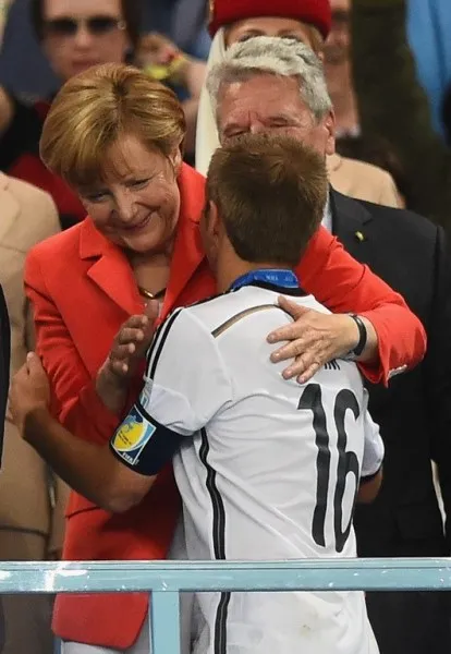 Thủ tướng Merkel vào phòng thay đồ chúc mừng ĐT Đức ảnh 8