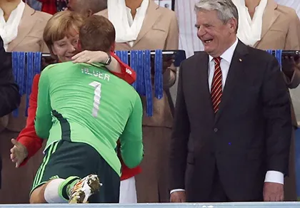 Thủ tướng Merkel vào phòng thay đồ chúc mừng ĐT Đức ảnh 9