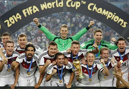 Thủ tướng Merkel vào phòng thay đồ chúc mừng ĐT Đức ảnh 10