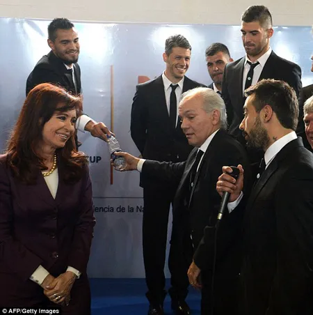 Lionel Messi được tổng thống chào đón như người hùng ảnh 3 Những tuyển thủ Argentina nói chuyện với Tổng thống