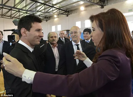 Lionel Messi được tổng thống chào đón như người hùng ảnh 1 Tổng thống Argentina ra tận sân bay đón Messi và các đồng đội