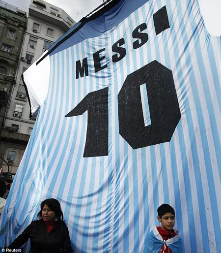 Lionel Messi được tổng thống chào đón như người hùng ảnh 4 Những CĐV Argentina đã dựng nên áo đấu khổng lồ chào đón Messi