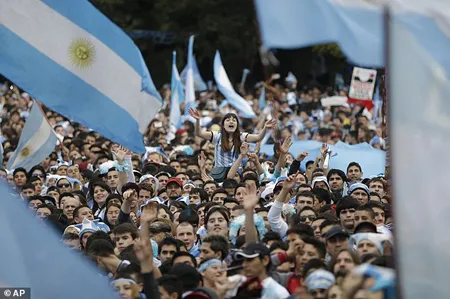 Lionel Messi được tổng thống chào đón như người hùng ảnh 5 Hàng nghìn CĐV Argentina đã ra tận sân bay đón chào ĐT Argentina