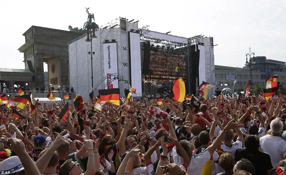 Đội tuyển Đức và lễ mừng công đặc sắc tại Berlin ảnh 8 Giống như Italia và Brazil, Đức đã có chức vô địch thế giới thứ 4 sau 24 năm chờ đợi.