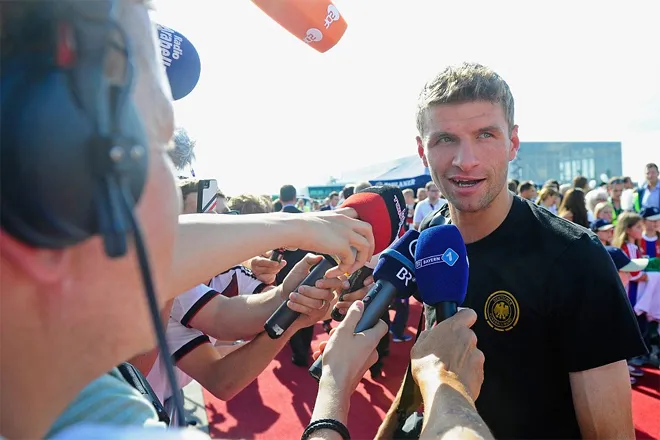Schweinsteiger quỳ gối trước người hâm mộ ở Munich ảnh 6 image photo