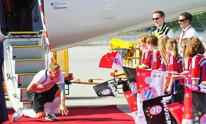 Schweinsteiger quỳ gối trước người hâm mộ ở Munich ảnh 3 image photo