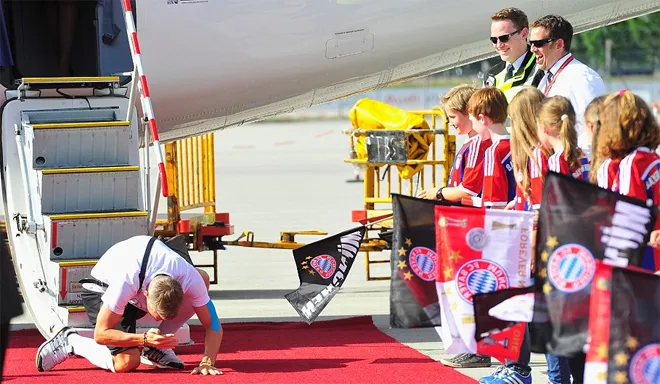 Schweinsteiger quỳ gối trước người hâm mộ ở Munich ảnh 2 image photo
