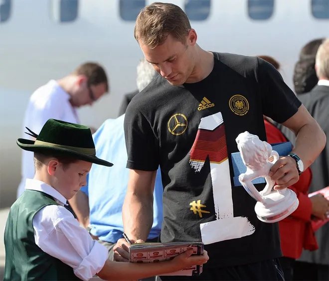 Schweinsteiger quỳ gối trước người hâm mộ ở Munich ảnh 5 image photo