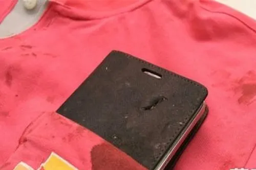 Galaxy Mega giúp Han thoát chết. Ảnh: Apple Daily. SS-8771-1406794345.jpg