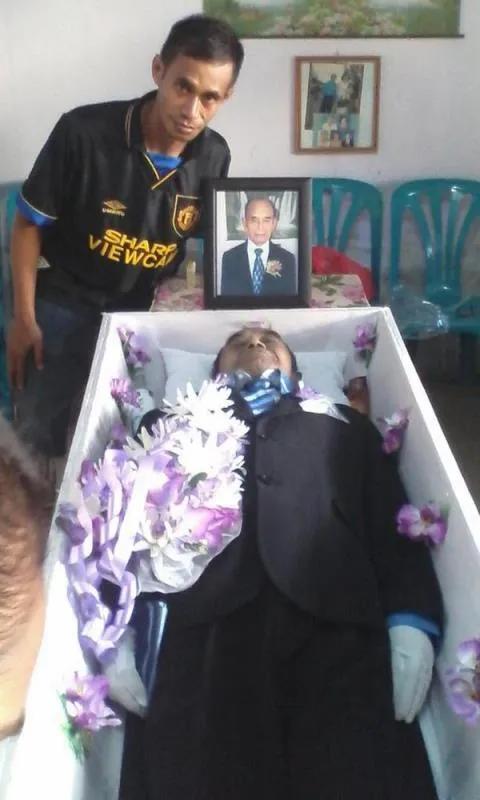 Fan mặc áo đấu của Man United dự tang lễ cha ảnh 1 Fan mặc áo đấu của Man United dự tang lễ cha ảnh 1