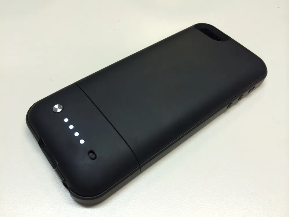 Thời gian sử dụng pin của iPhone cũng tệ, rất khó để dùng trọn vẹn một ngày. Thông thường, người dùng phải mang theo sạc dự phòng nếu không muốn “nửa đường đứt gánh”.